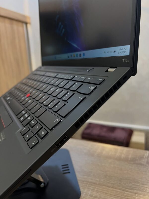 Lenovo Thinkpad T14S - Image 2